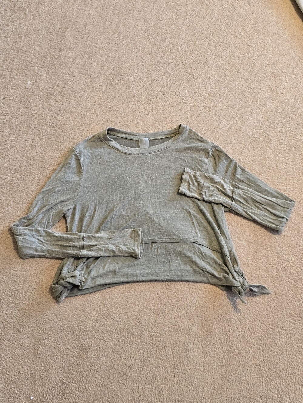 Women’s Long Sleeve Tie-Hem Tee in Light Olive